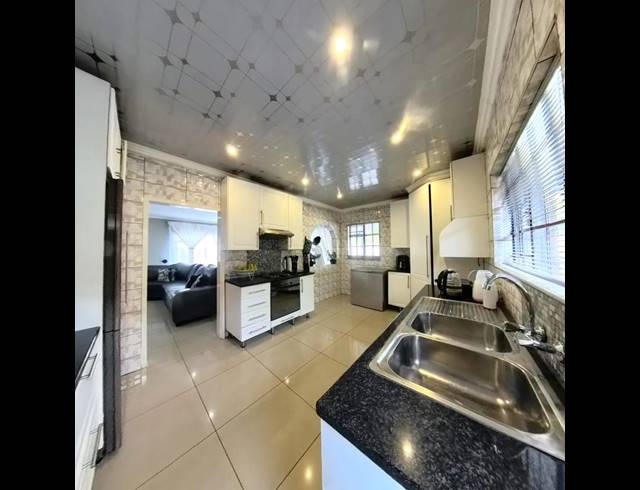 3 BEDROOM HOUSE FOR SALE IN CLAYVILLE